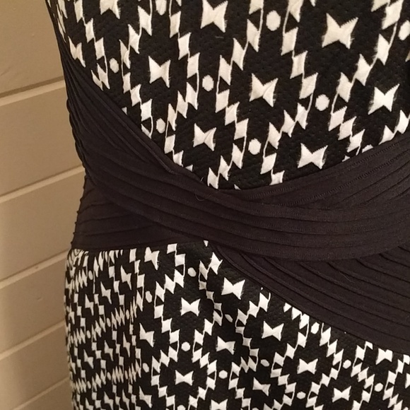 NWT Structured black and white geometric dress - Picture 3 of 7
